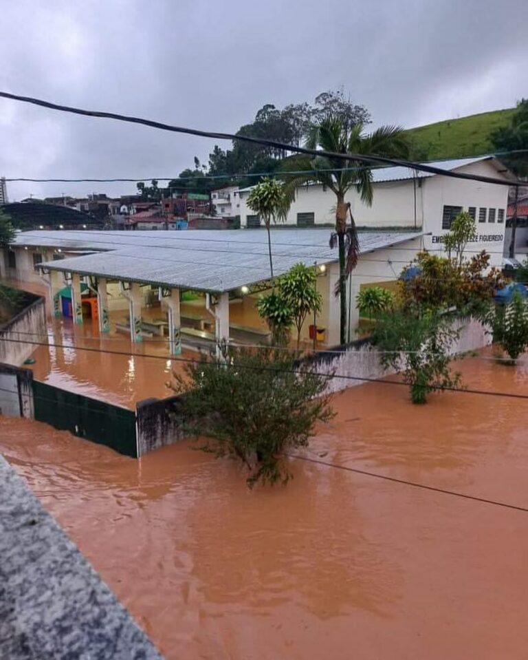 CINCO PESSOAS FICAM ILHADAS DURANTE TEMPORAL EM GUARATINGUETÁ