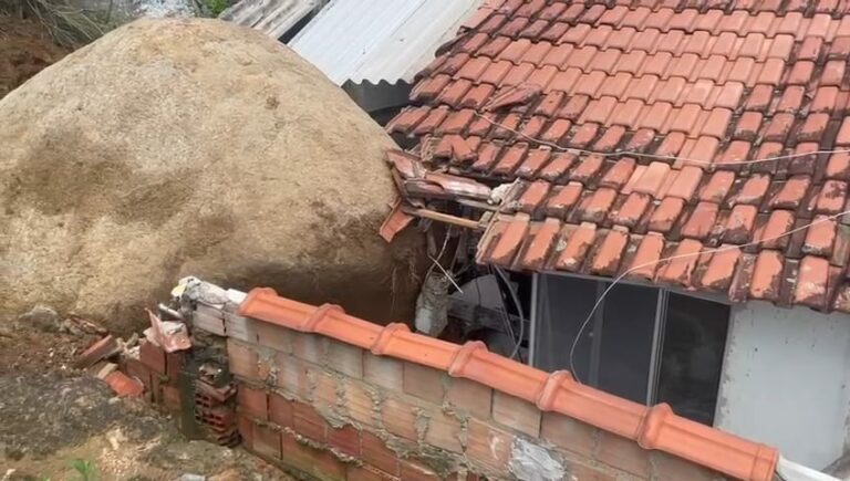 Casa é atingida por pedra após fortes chuvas em Aparecida