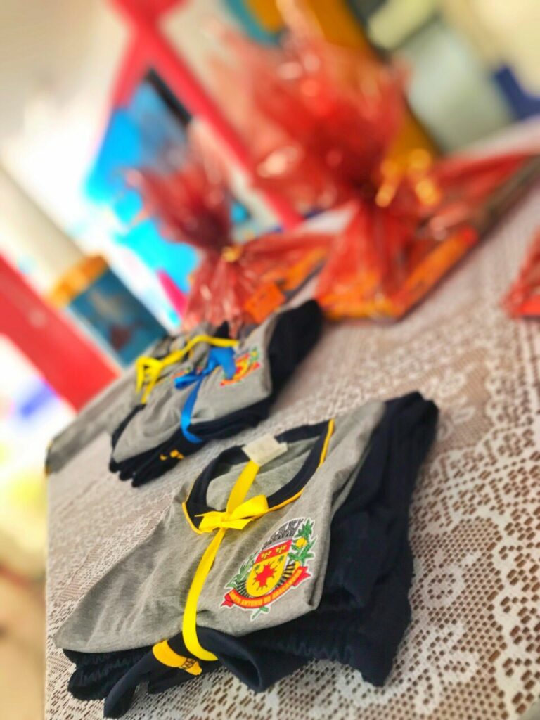 Alunos de Aracanguá recebem uniformes e material escolar para 2024