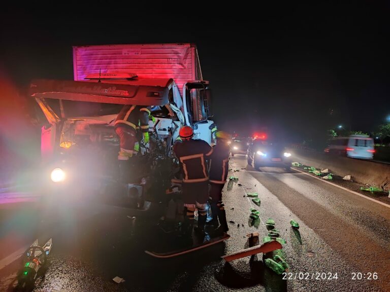 Caminhoneiro morre e três ficam feriados em acidente na Dutra