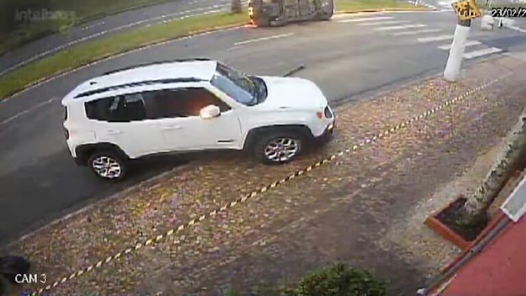 Motorista passa mal e carro capota no interior de SP