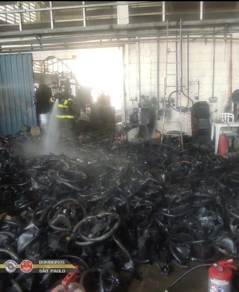 Galpão pega fogo em Jacareí