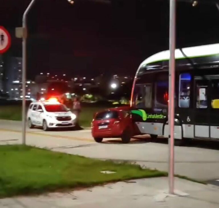Carro e ônibus da Linha Verde batem em São José dos Campos