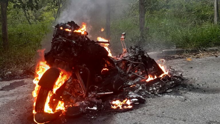 Moto fica totalmente queimada após incêndio na Rodovia Monteiro Lobato