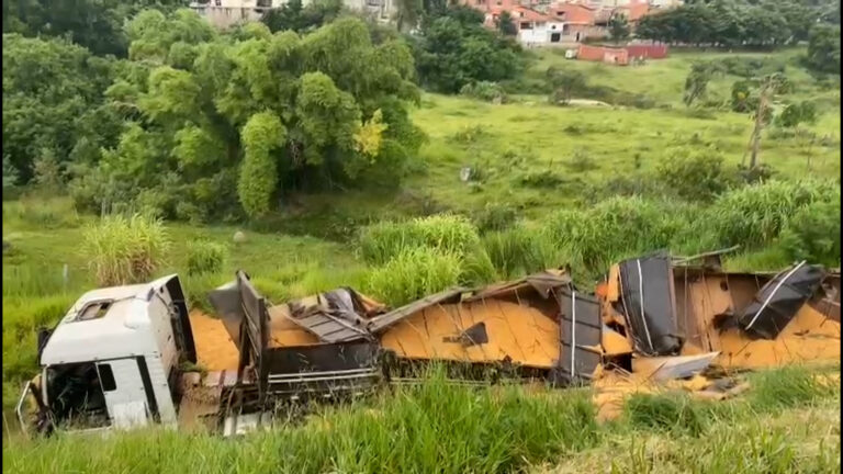 Acidente causa queda de caminhão em ribanceira de 15m na Bandeirantes
