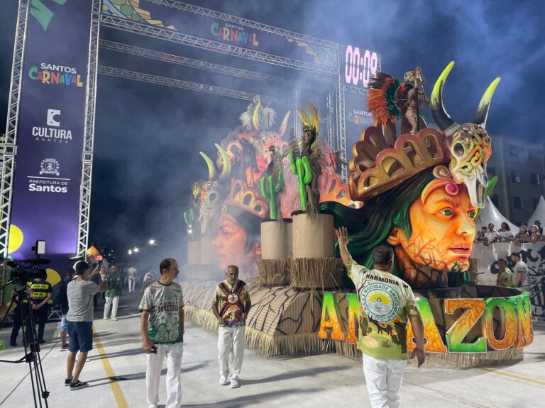 Mocidade Amazonense é a terceira escola a desfilar neste segundo dia de desfiles em Santos