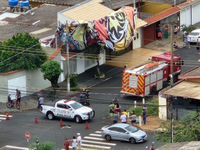 Balão cai sobre uma casa no bairro Monte Alegre, em Ribeirão Preto