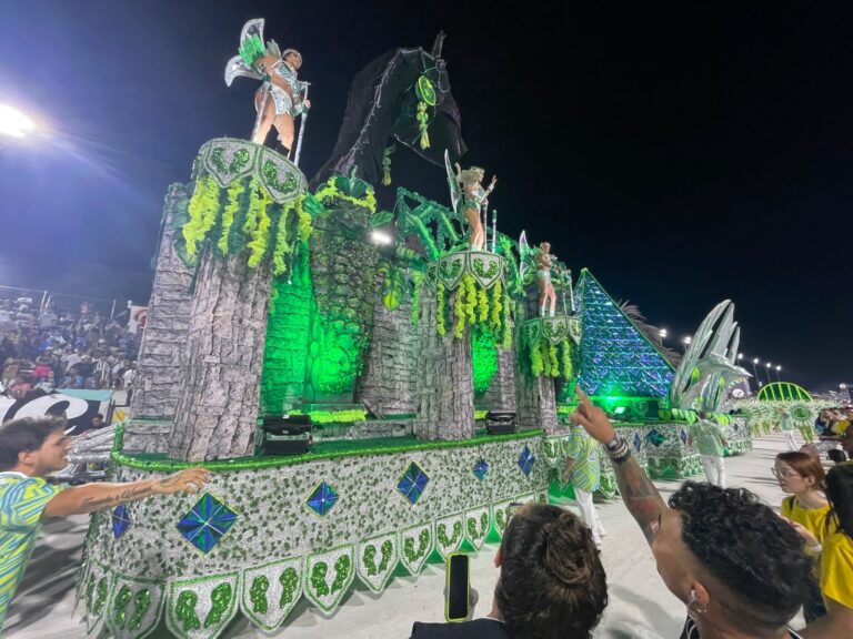 Bi-Campeã do carnaval santista, Unidos dos Morros é a segunda escola a desfilar neste segundo dia de desfiles