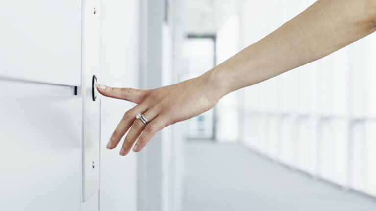 Idosa morre após cair no poço de elevador em casa de repouso no litoral