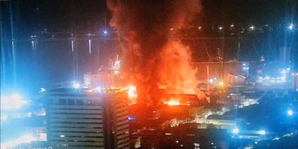 Incêndio de grandes proporções atinge armazém usado pela Receita Federal em Santos