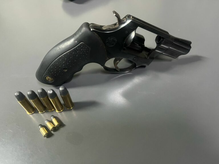 A PM foi acionada através de denúncia anônima: além da arma foram apreendidas também 5 munições em bar de Piracicaba