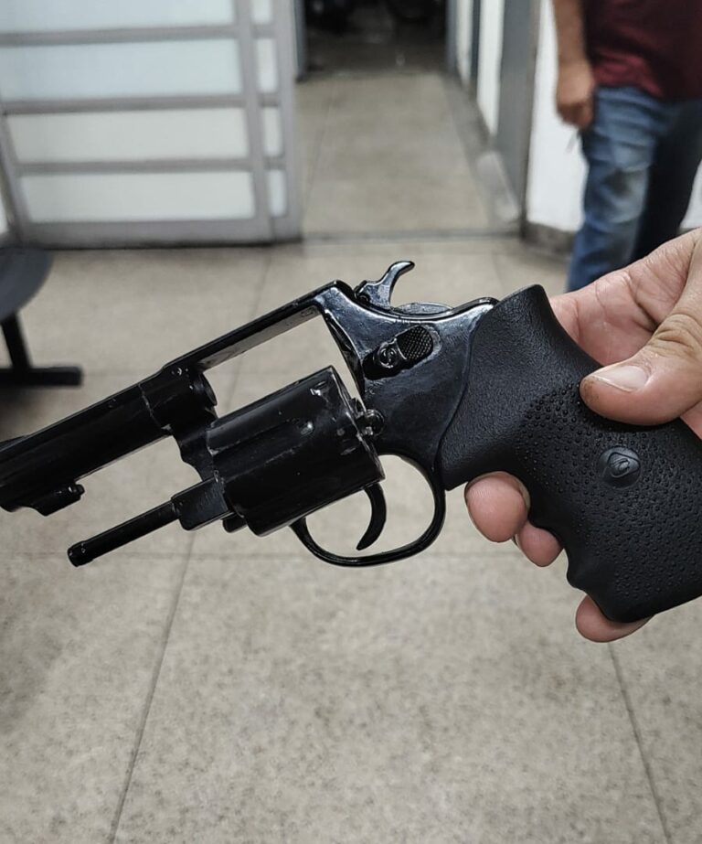 Homem é preso em flagrante portando arma de fogo dentro de bar em Cubatão