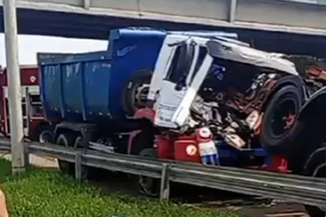 Batida entre dois caminhões termina com dois mortos e um ferido na Rodovia Cônego Domênico Rangoni em Guarujá