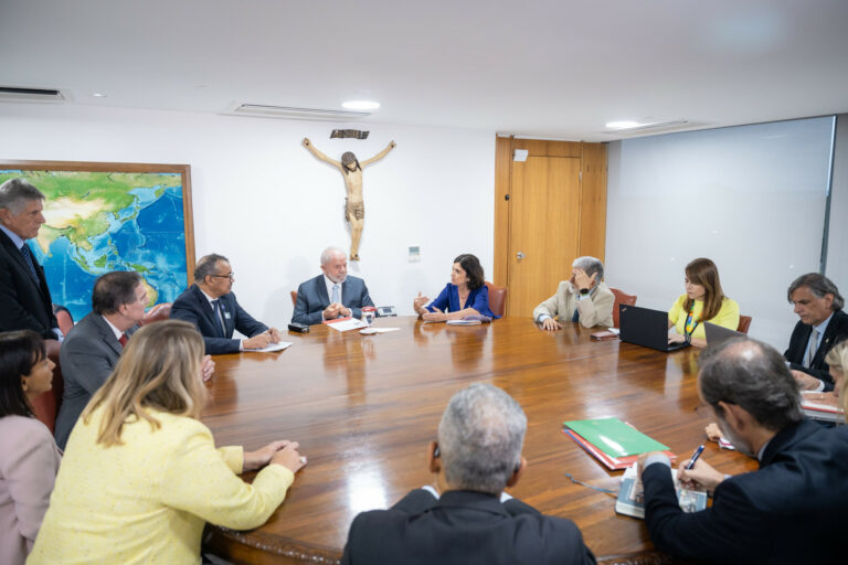 Lula e diretor-geral da OMS se encontram para discutir produção de vacina contra a dengue