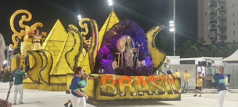 Escola de samba Brasil encerra os Desfiles de Escolas de Samba de Santos 2024