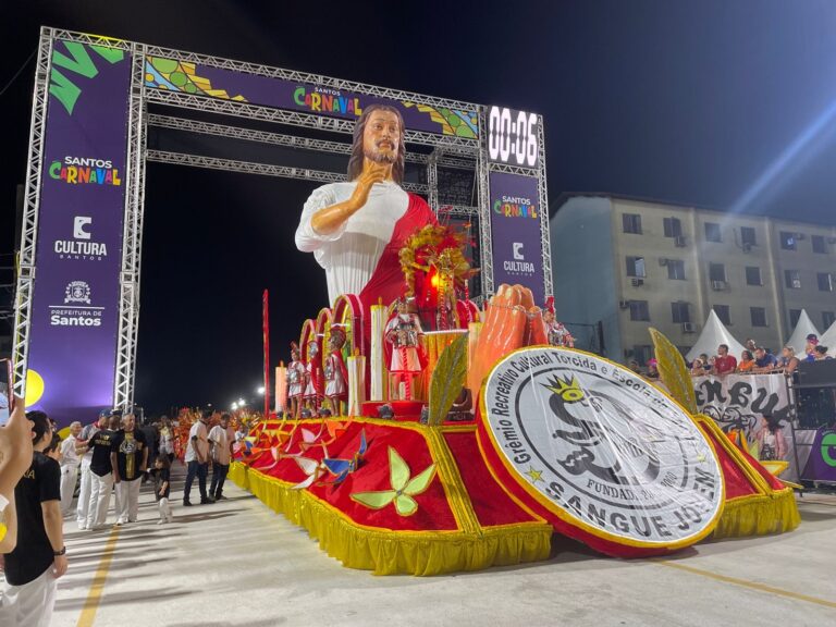Sangue Jovem é a quarta escola a desfilar neste segundo dia de desfiles em Santos