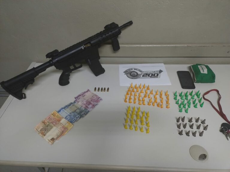 O armamento de uso restrito estava com um homem. Com ele, foram apreendidas também várias porções de drogas