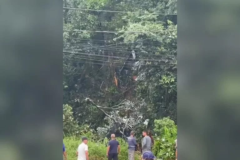 Helicóptero com 7 pessoas cai em SP