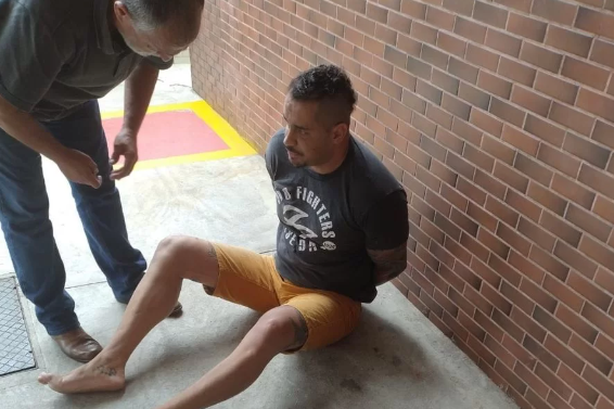 Procurado por feminicídio é preso embaixo da cama
