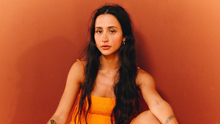 No aniversário, Mariana Nolasco ganha música de fãs; ouça