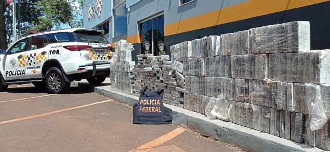Relato divergente de motorista de caminhão e passageiro resulta em encontro de 430 quilos de cocaína