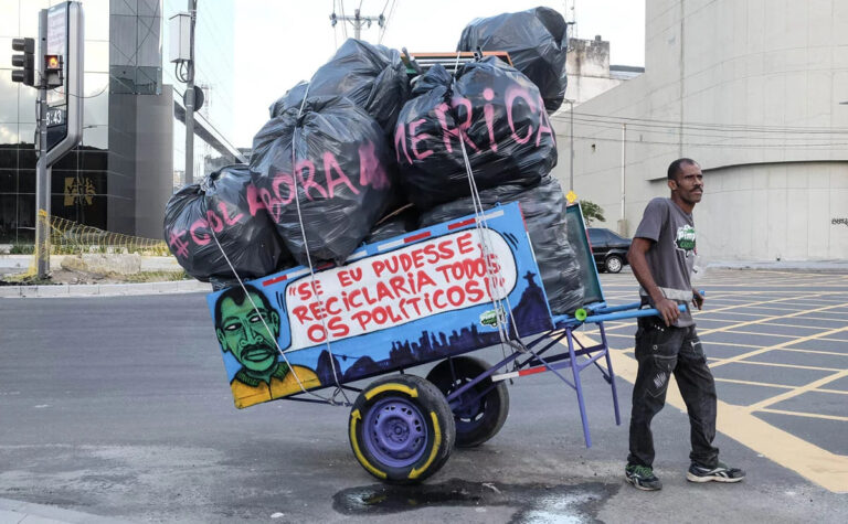 Ação dá visibilidade e renda aos catadores de materiais recicláveis durante o carnaval