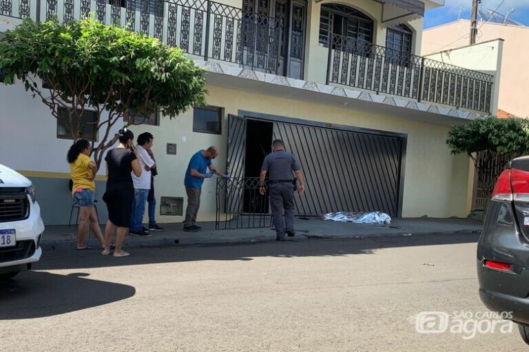 Homem de 82 anos cai da sacada de um sobrado e acaba morrendo