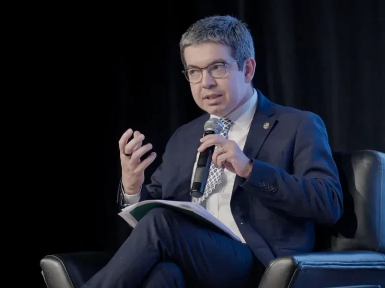 “O que se tentou em 2022 foi um clássico golpe de estado no Brasil”, diz senador Randolfe Rodrigues