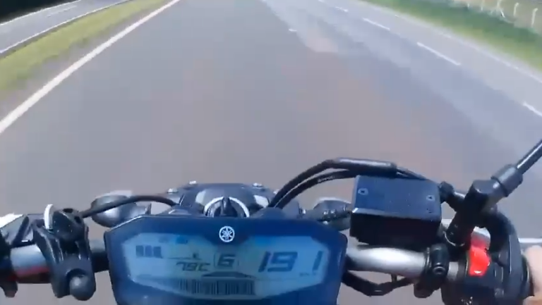 Motociclista sofre acidente após bater em caminhão