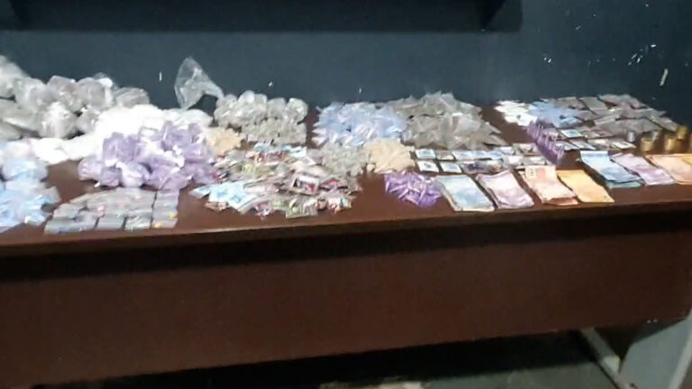 Droga estava escondida embaixo do banco do passageiro. Duas pessoas foram presas e um menor apreendido.