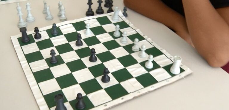 Unidade de ensino de Santos estimula a prática do xadrez