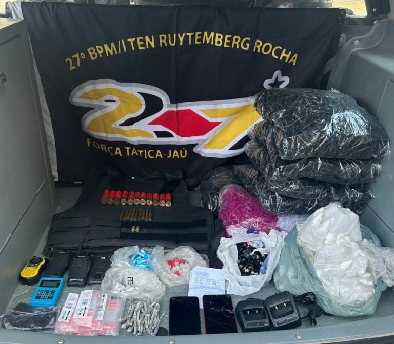 Policiais atiram com fuzil em direção a criminosos no Guarujá