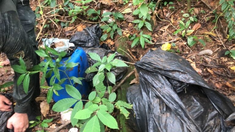 Barris enterrados com mais de mil porções de drogas são descobertos em São Vicente