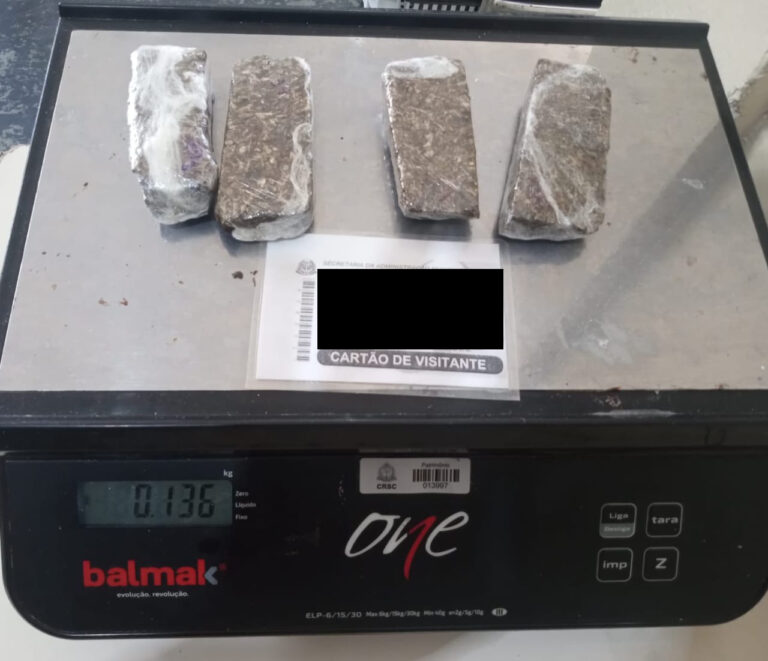 Mulher é presa ao tentar entrar com maconha em cadeia neste final de semana