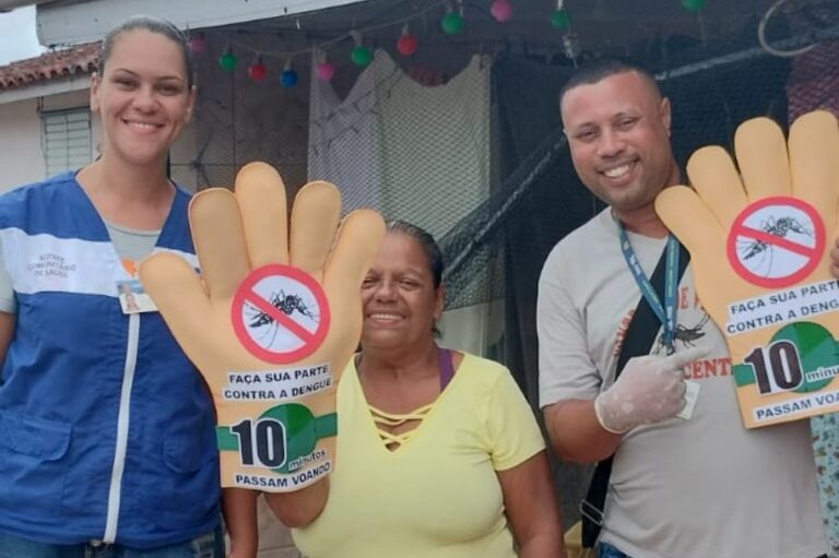 Ações de conscientização sobre a dengue são feitas em bairro de São Vicente