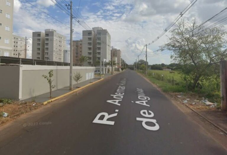 Adolescente é socorrida após queda de bicicleta e colisão com caminhão estacionado