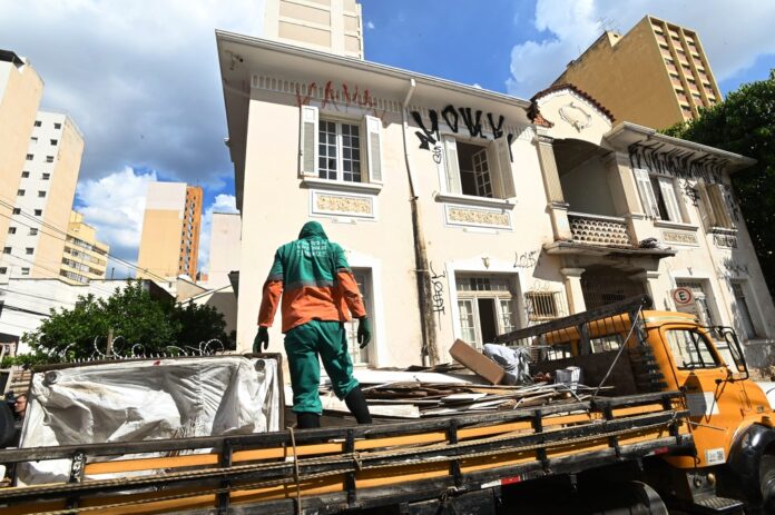 Prefeitura desocupa casarão histórico invadido no Centro de Campinas
