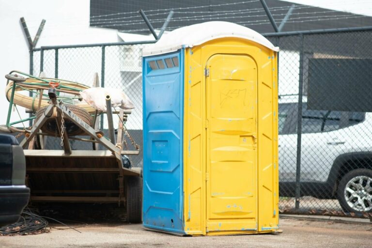 Menino de 10 anos é atraído com chocolate e estuprado em banheiro químico abandonado