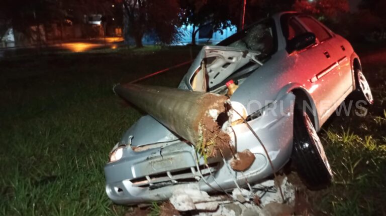 Homem de 57 anos perde o controle do veículo, derruba poste de energia e é socorrido com ferimentos