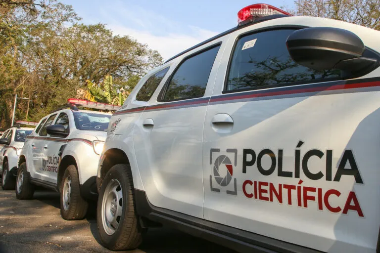 Cachorro se alimenta de corpo de casal morto a tiros dentro de casa em MG