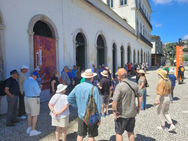 Turistas à bordo lotam centro de Santos