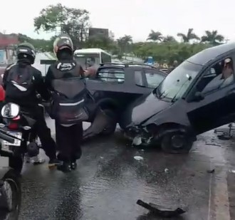 Carro fica suspenso em mureta após acidente em rodovia do litoral
