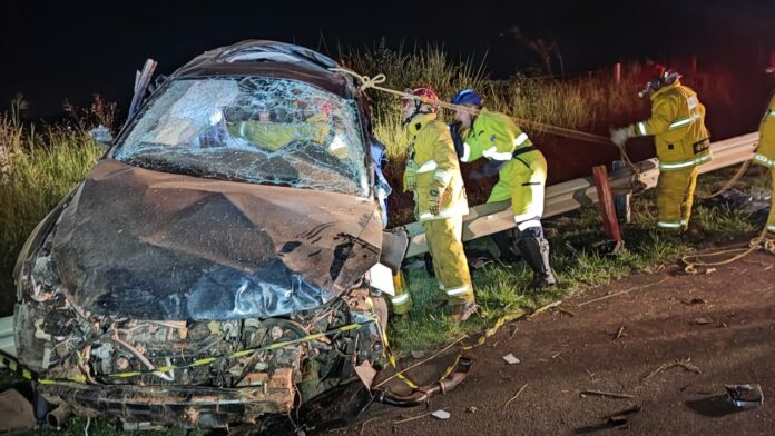 Carro onde as vítimas estavam teria batido na defensa metálica da pista, na cidade de Mogi Mirim.