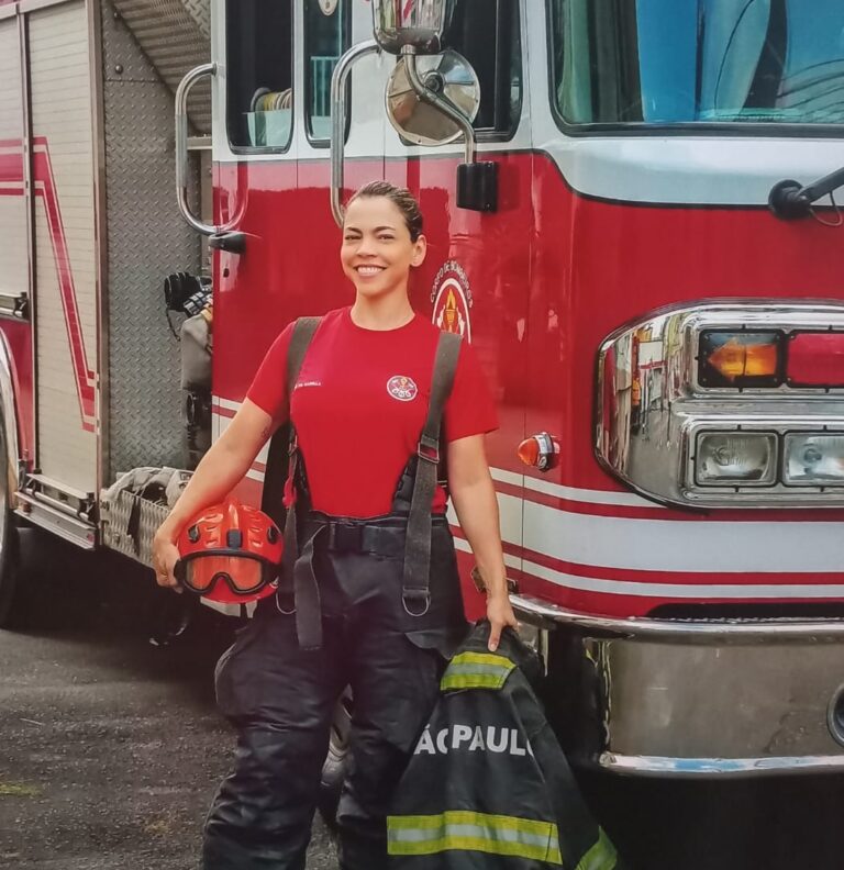 Shopping de São Vicente realiza ação com bombeiras no Dia Internacional da Mulher