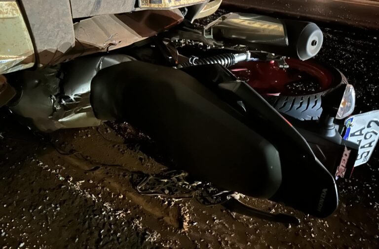 Moto bate na lateral de ônibus, uma caminhonete vem atrás e arrasta a motocicleta, causando a morte do seu condutor