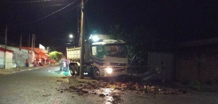 Caminhão atropela e mata jovem, grávida, de 19 anos, na madrugada deste sábado (09/03)