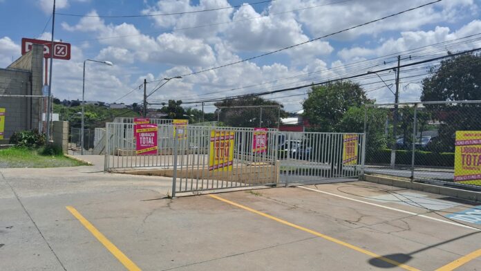 Após anúncio de fechamento, unidades da Rede Dia fazem liquidação Após anúncio de fechamento, unidades da Rede Dia fazem liquidação