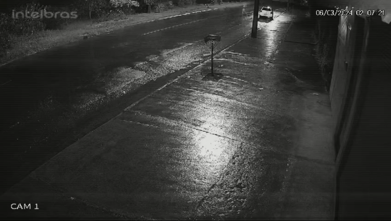 Vídeo flagra o momento em que padrasto arremessa criança de 5 anos em córrego de Leme-SP