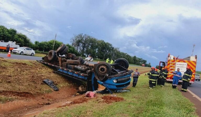 Caminhoneiro morre depois de ser ejetado da cabine e ficar preso embaixo do caminhão