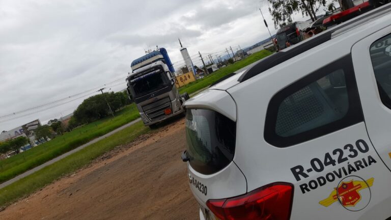 Caminhão é roubado e vítima é deixada às margens da rodovia